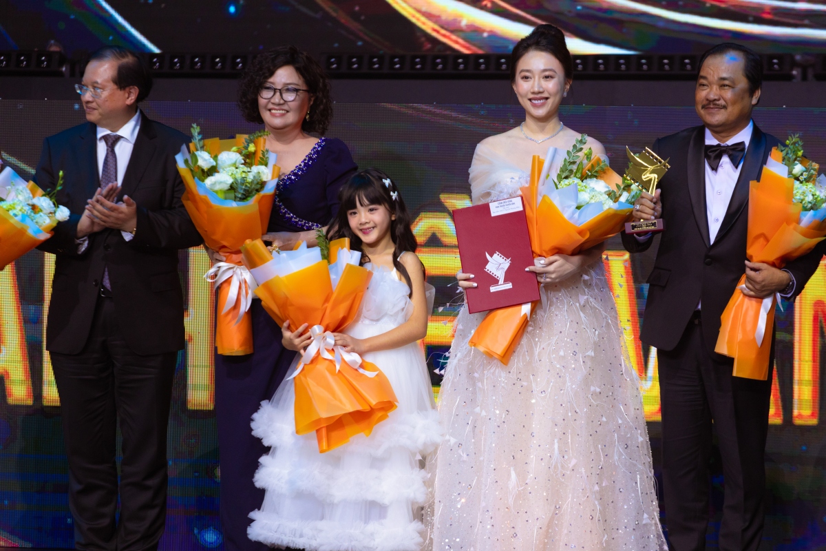 Huỳnh Hồng Loan hạnh phúc khi "Mẹ rơm" được vinh danh tại giải Cánh Diều Vàng