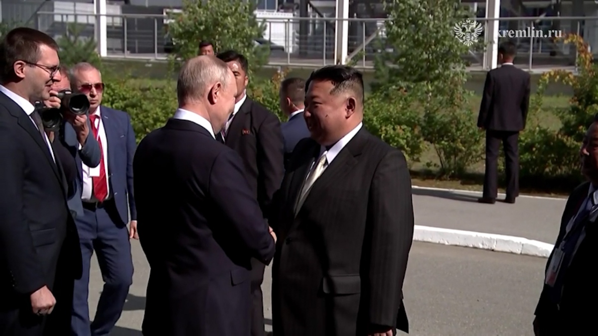 Ông Kim Jong-un gặp Tổng thống Nga Putin tại sân bay vũ trụ ở vùng Viễn Đông