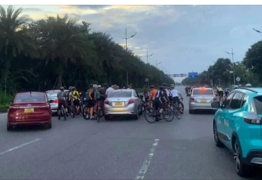 Đoàn xe đạp bao vây ô tô, đòi "hơn thua" với tài xế trên đường Võ Nguyên Giáp