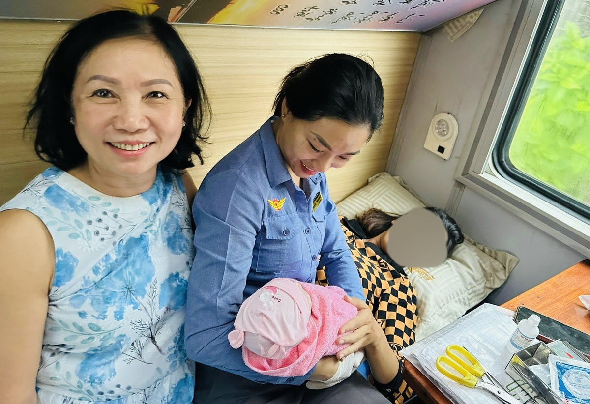 Nhân viên tàu lửa hỗ trợ 1 phụ nữ sinh con an toàn ngay trên tàu