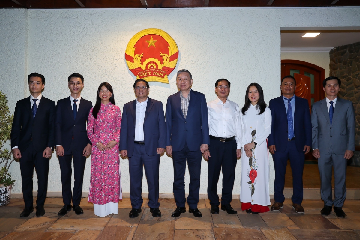 Thủ tướng thăm hỏi cán bộ, nhân viên Đại sứ quán Việt Nam tại Brazil