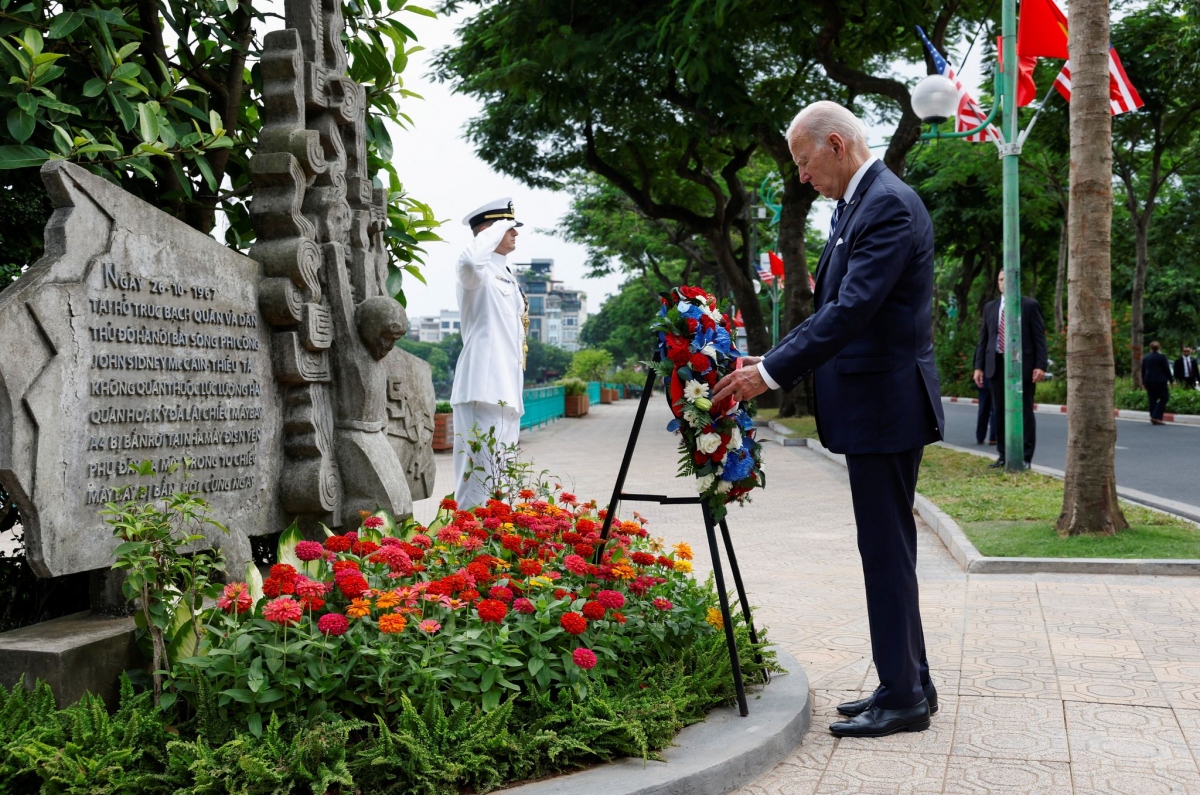 Tổng thống Joe Biden đặt vòng hoa tại phù điêu cố Thượng Nghị sĩ John McCain