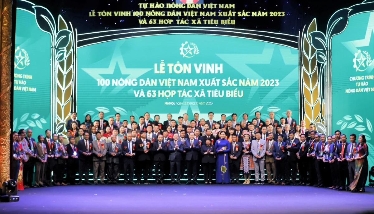 Lễ Tôn vinh 100 Nông dân Việt Nam xuất sắc năm 2023