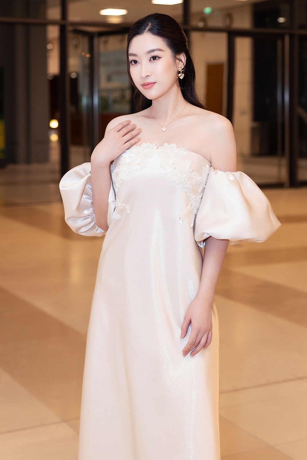 Chuyện showbiz: Hoa hậu Đỗ Mỹ Linh tái xuất sau sinh