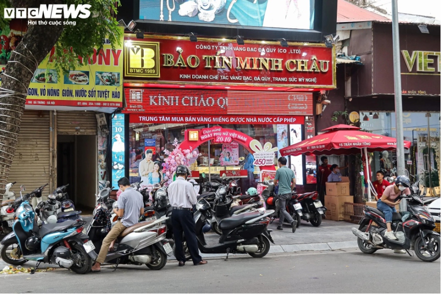 Hà Nội: Giá vàng đột biến 71 triệu đồng/lượng, thị trường nhộn nhịp khác thường