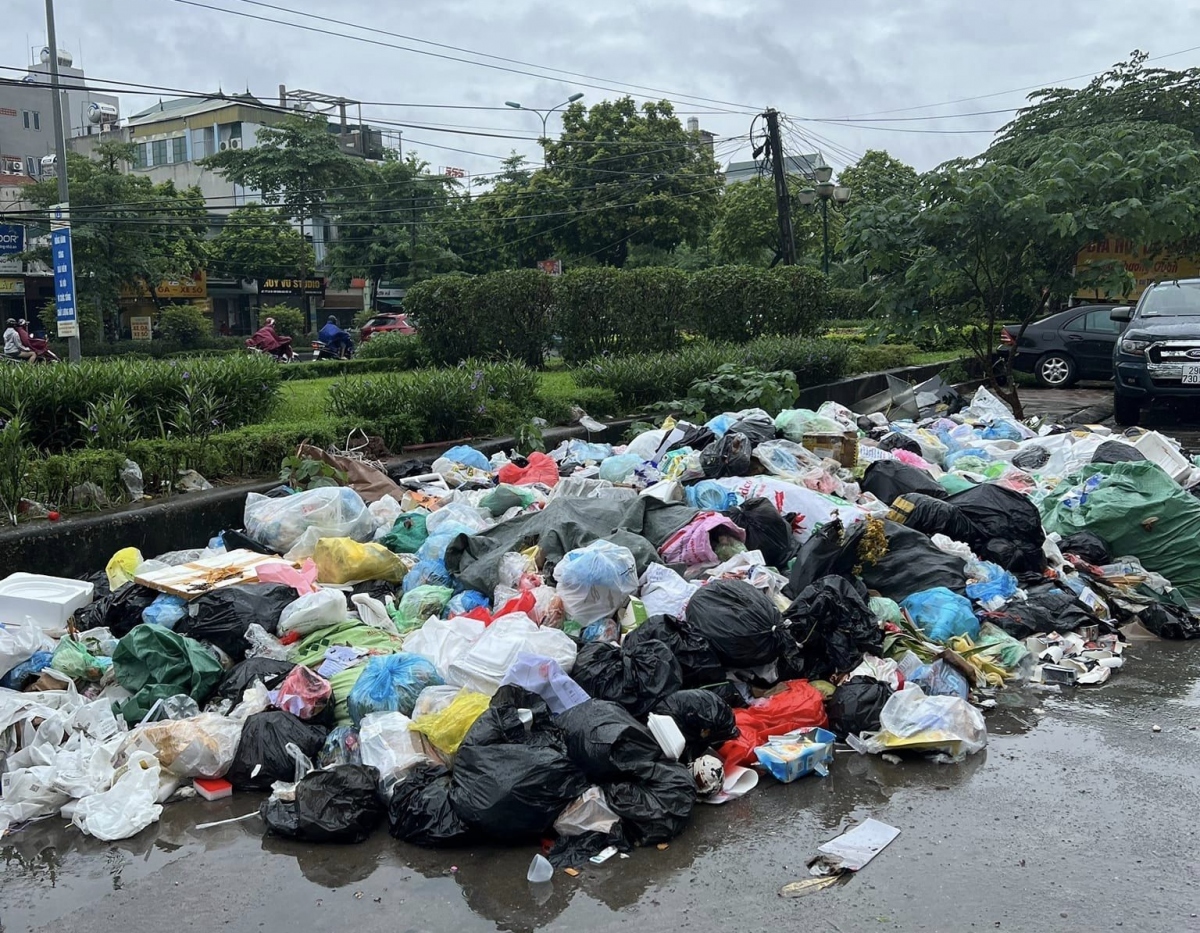 Dân chung cư chung sống với những bãi rác tự phát