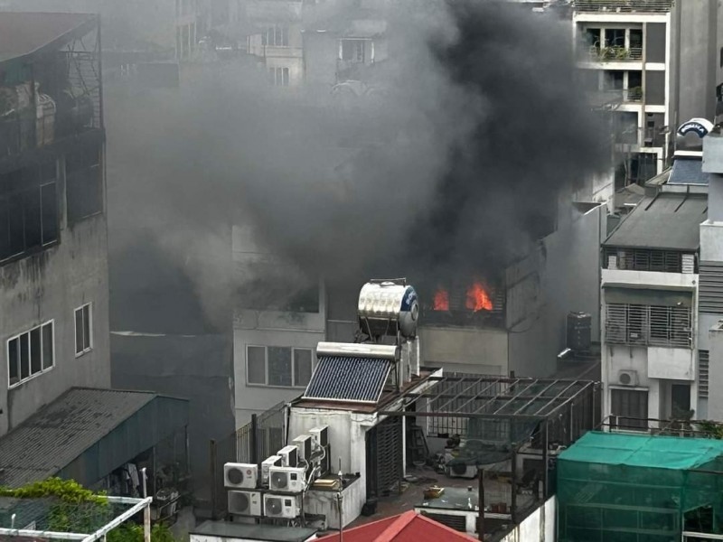 Cháy tầng 6 căn nhà ở Hà Nội, không thiệt hại về người