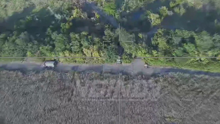 Khoảnh khắc UAV tự sát của Nga lao thẳng vào thiết giáp Ukraine