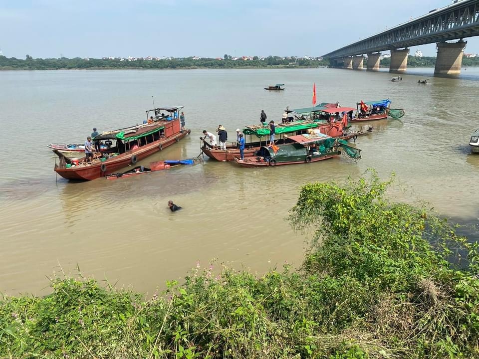 Xà lan đâm tàu cá trên sông Hồng, 1 người tử vong