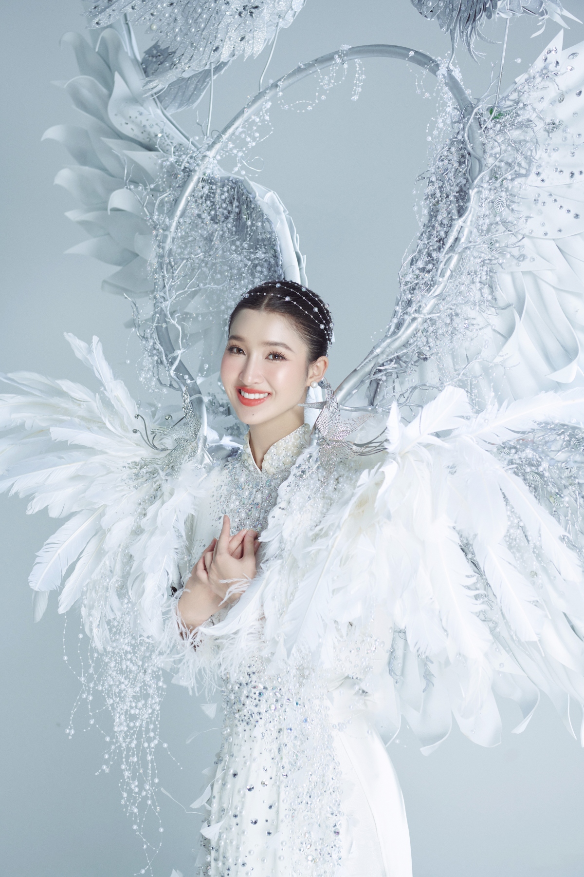 Phương Nhi đem trang phục “Cò ơi” nặng hơn 10kg đến Miss International 2023
