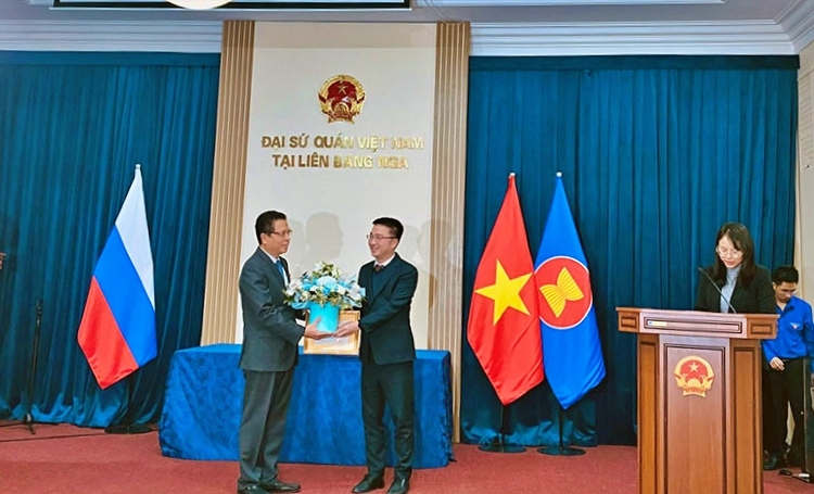 Đại sứ Việt Nam tại Nga nhận Kỉ niệm chương “Vì thế hệ trẻ”