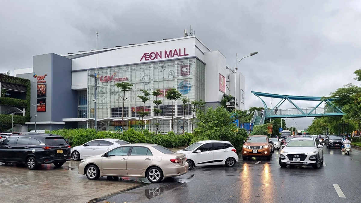 Aeon Mall Long Biên bám mặt đường Cổ Linh, giao thông "ngộp thở"
