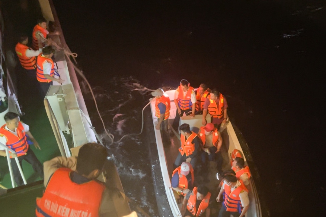Vụ chìm tàu cá: Tiếp cận đón 38 ngư dân còn lại đưa về huyện Núi Thành