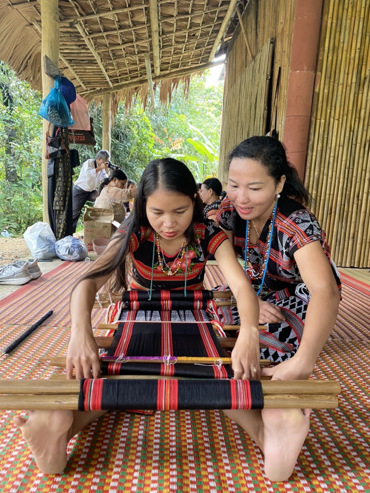 Tập huấn truyền dạy nghề dệt thổ cẩm truyền thống của đồng bào Cơ Tu