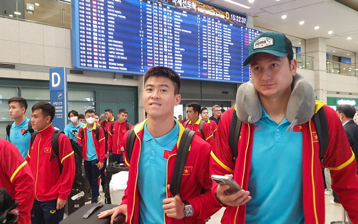 ĐT Việt Nam tới địa điểm thi đấu với ĐT Hàn Quốc sau hành trình dài 10 tiếng