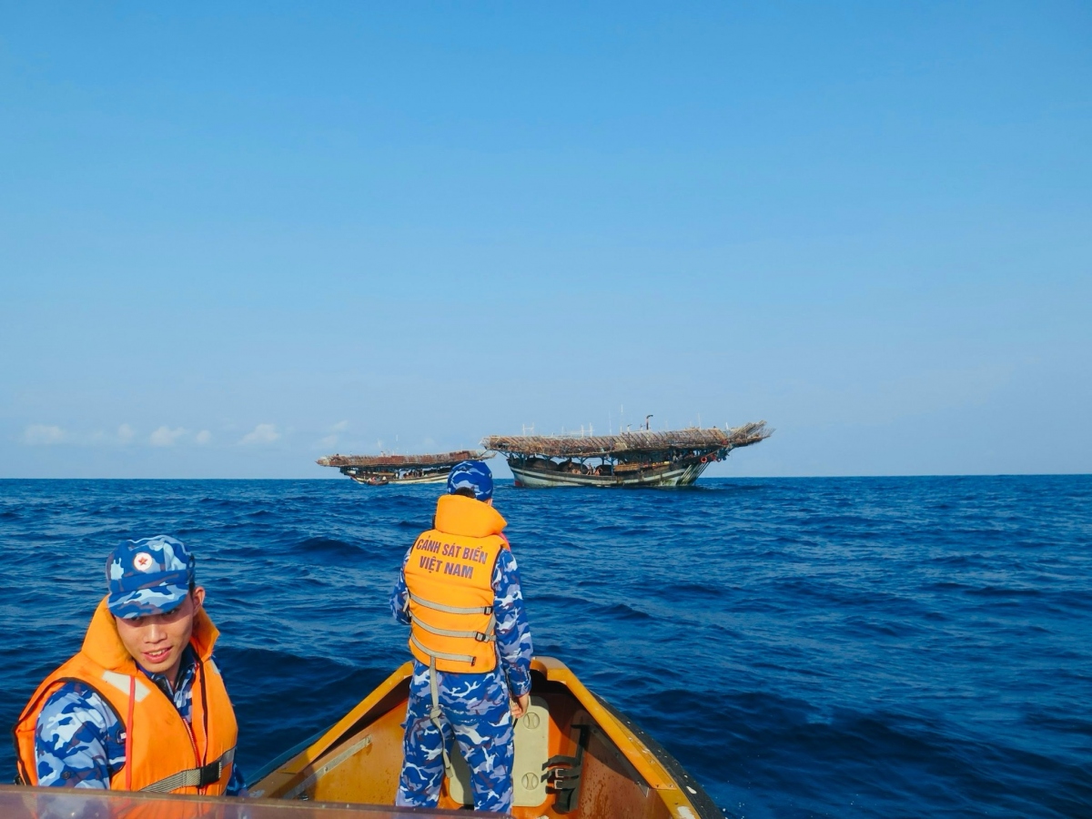 Hình ảnh tàu CSB8002 nỗ lực mở rộng phạm vi tìm 13 ngư dân đang mất tích