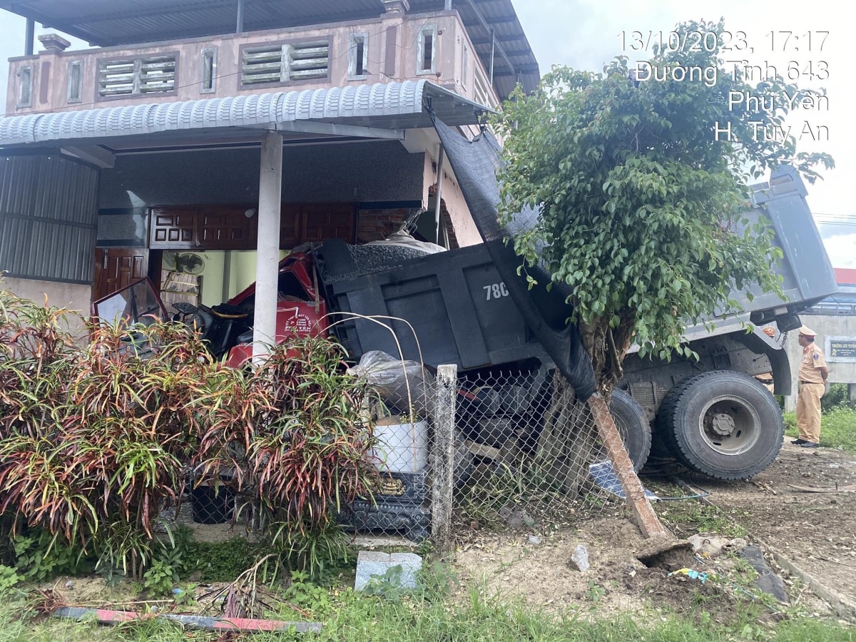Xe ô tô tải đâm vào nhà dân làm 3 cháu bé bị thương tại Phú Yên