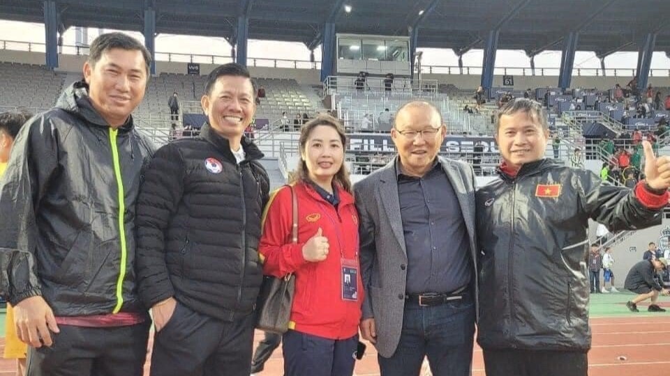HLV Hoàng Anh Tuấn xúc động với hành động đặc biệt của HLV Park Hang Seo