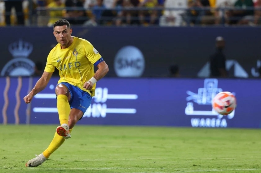 Ronaldo ghi bàn từ siêu phẩm đá phạt trong màu áo Al Nassr