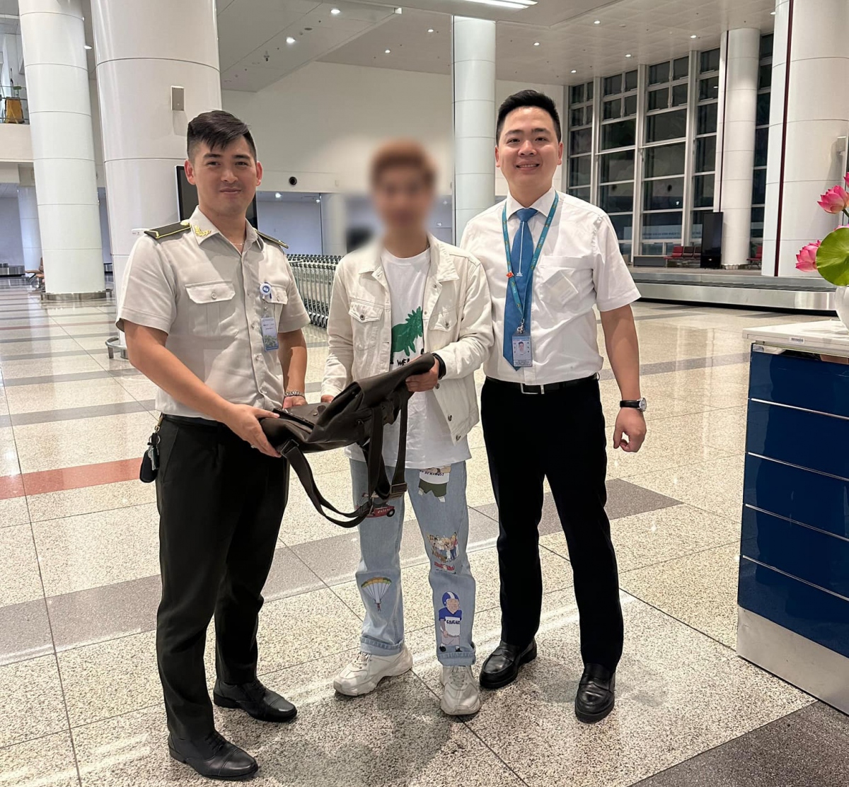 Hành khách vui mừng nhận lại ba lô có nhiều ngoại tệ ở sân bay Nội Bài