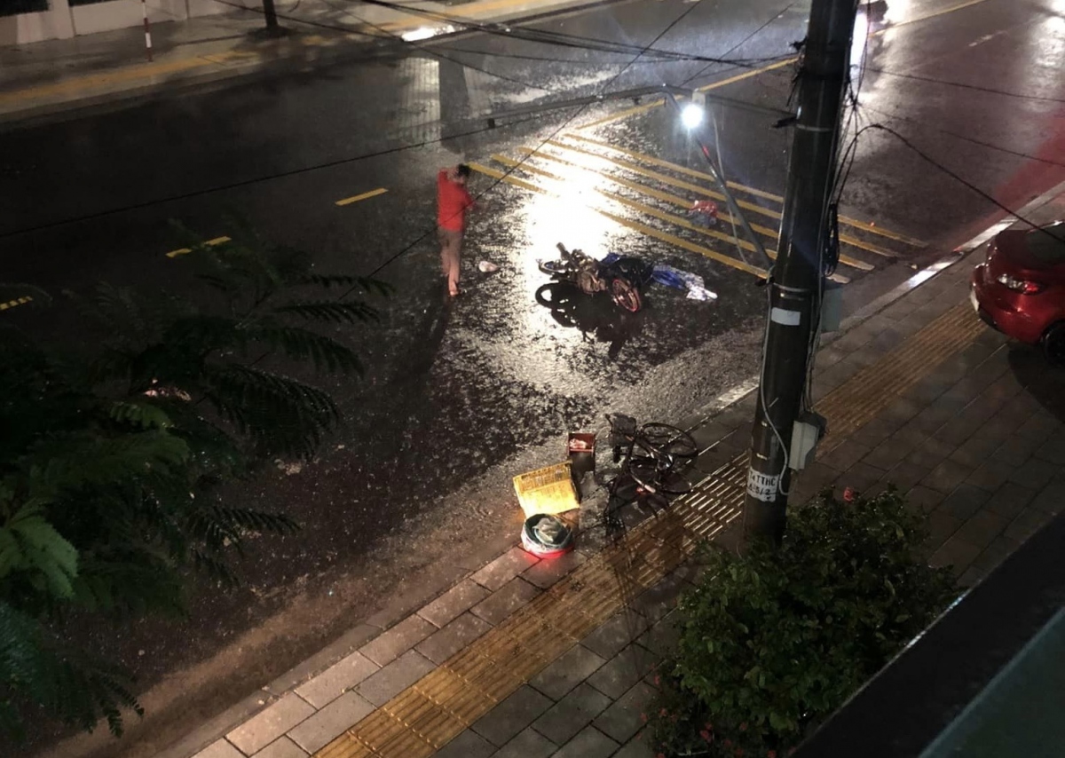 Phẫn nộ tài xế ô tô gây tai nạn rồi bỏ chạy giữa trời mưa lớn
