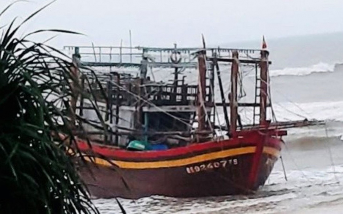 Một tàu cá bị trôi dạt và mắc cạn ở Quảng Trị