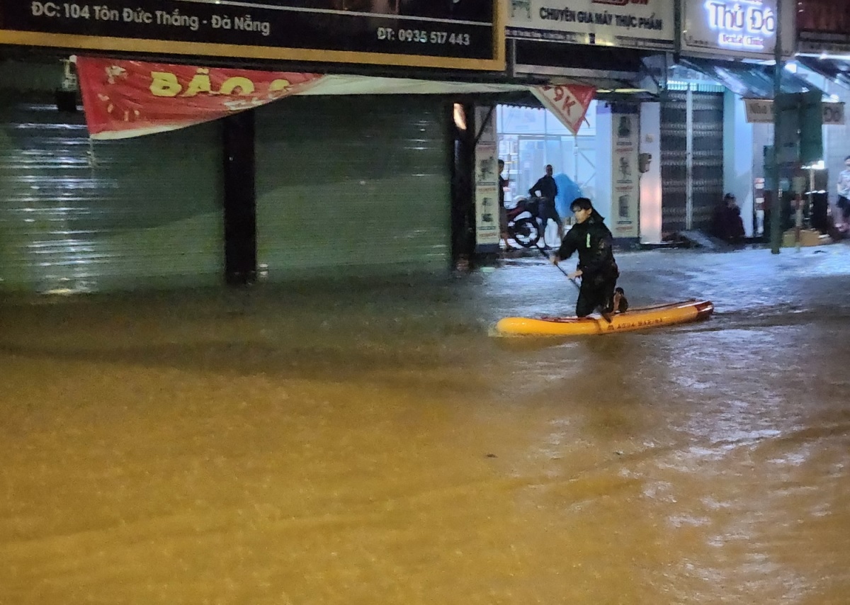 Đường phố Đà Nẵng ngập sâu, người dân đi lại khó khăn