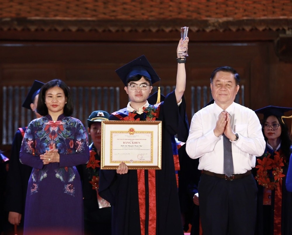 Hà Nội tuyên dương 96 thủ khoa tốt nghiệp đại học, học viện