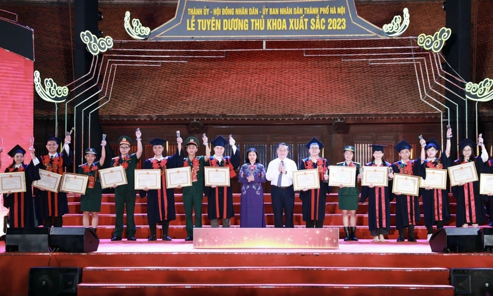 96 thủ khoa đại học tốt nghiệp xuất sắc là nguồn cán bộ trẻ tiềm năng của Thủ đô