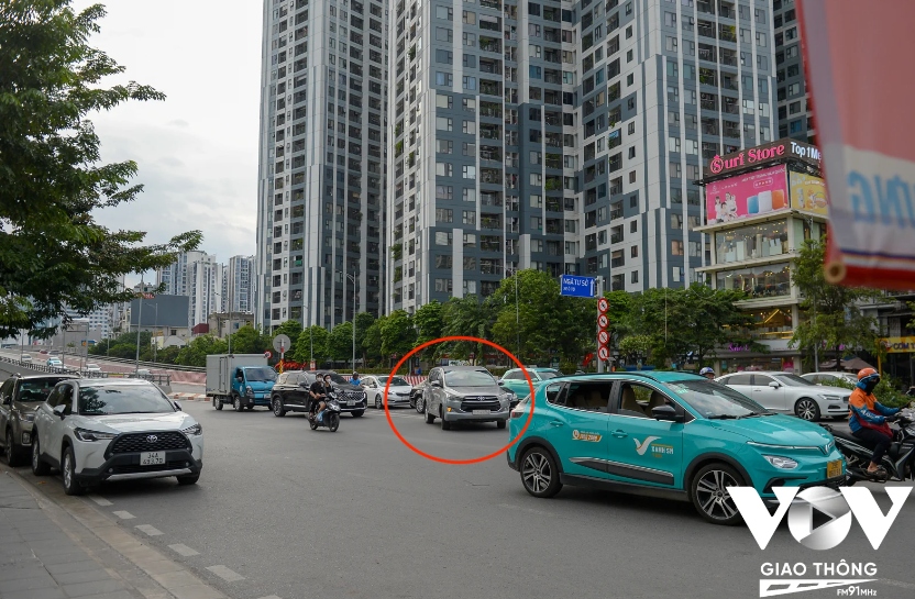 Hà Nội: Ô tô đi bát nháo tại điểm xuống từ Vành đai 2 vào KĐT Times City