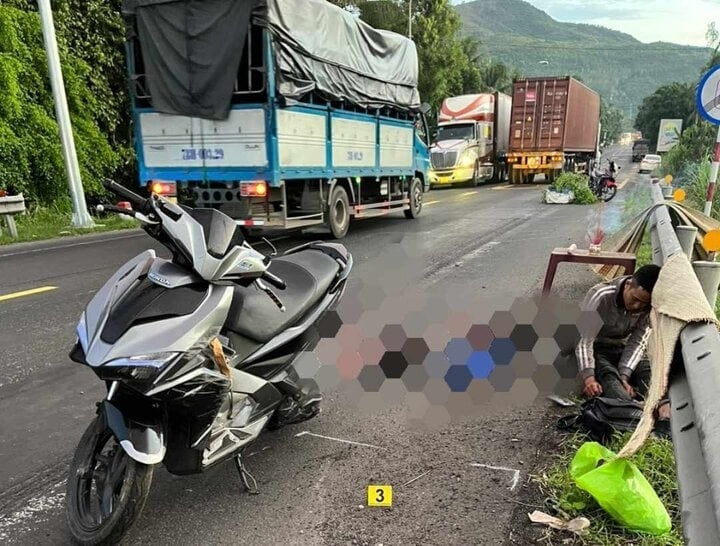 Đã tìm được ô tô đầu kéo va chạm với xe máy khiến 2 người thương vong ở Phú Yên