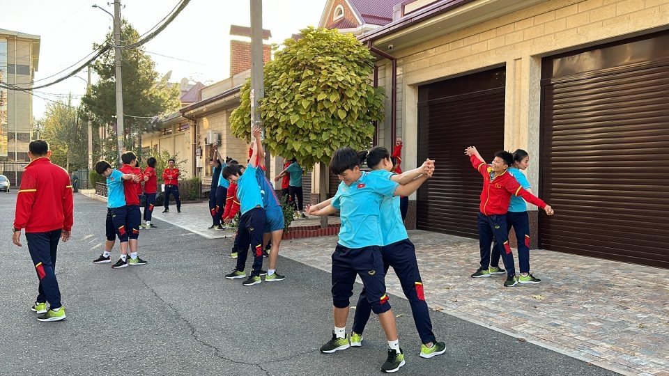 ĐT nữ Việt Nam có mặt tại Tashkent, tập nhẹ trước ngày thi đấu vòng loại Olympic