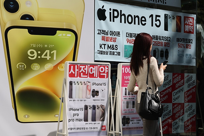 Người Hàn mê mẩn iPhone 15, chán điện thoại Samsung?