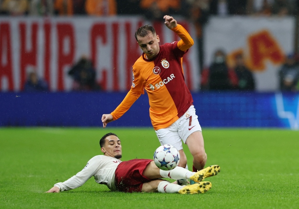 Công làm, thủ môn Onana phá, MU chia điểm cay đắng trên sân Galatasaray