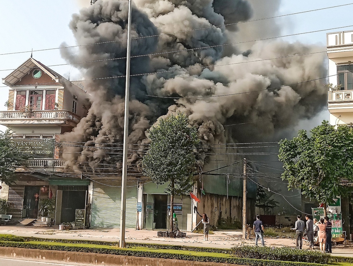 Cháy lớn thiêu rụi nhà xưởng sản xuất linh kiện điện tử ở Bắc Giang