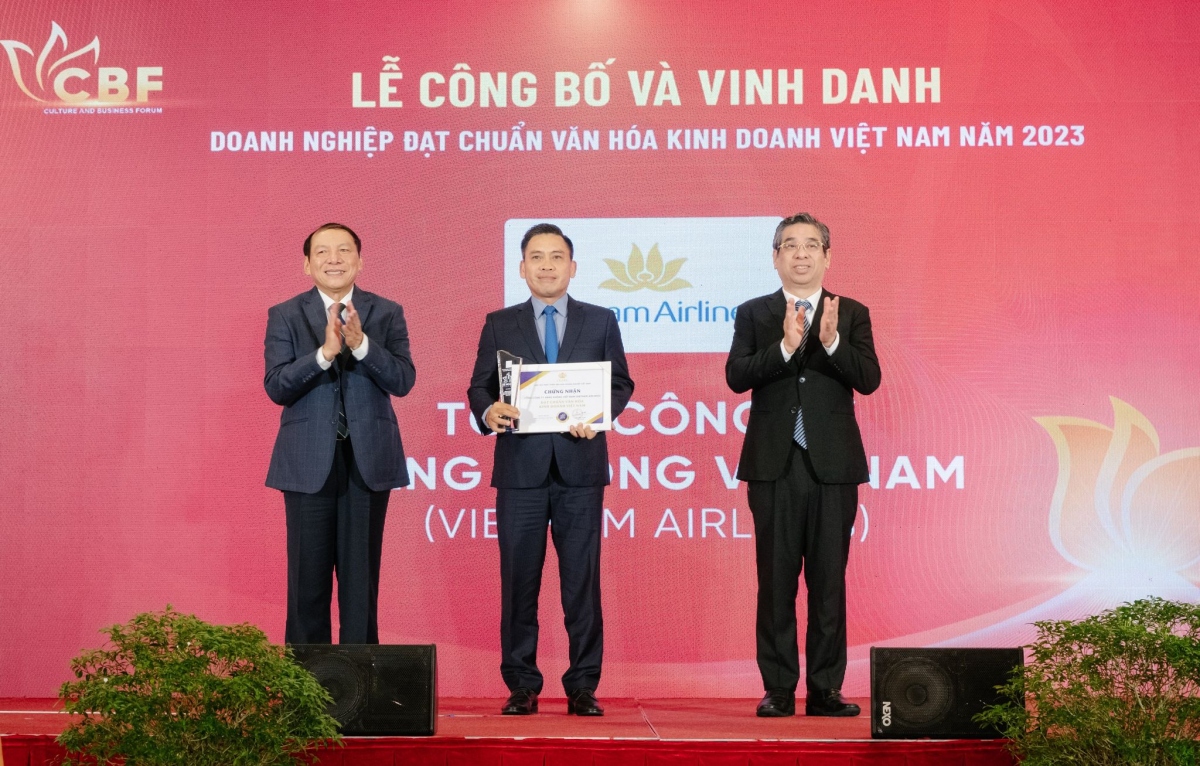 Vietnam Airlines được vinh danh “Doanh nghiệp đạt chuẩn Văn hoá kinh doanh 2023"