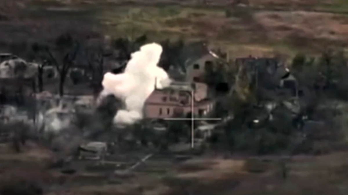 Cận cảnh quá trình trinh sát Nga phá hủy nhà kho và công sự của Ukraine