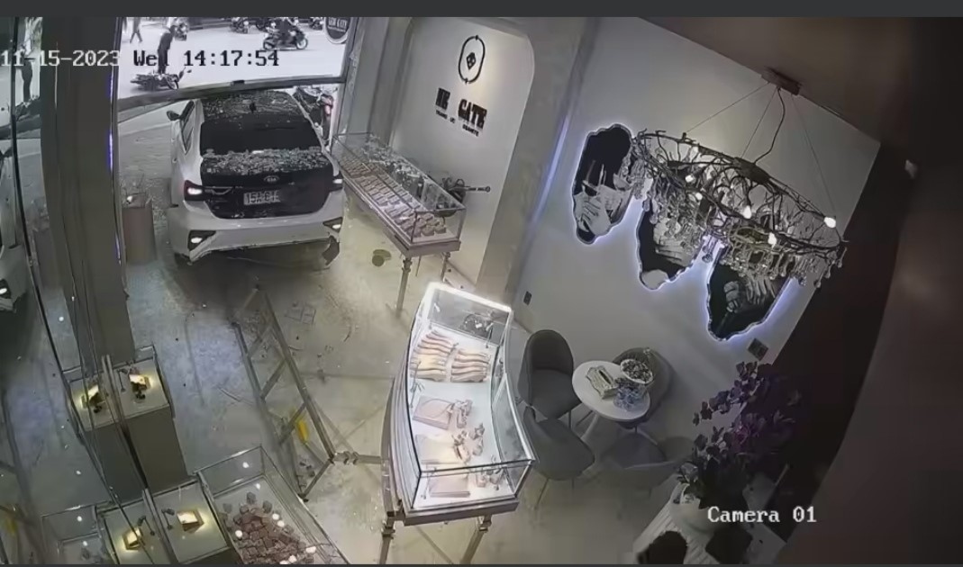 Nữ tài xế lùi xe trúng nhân viên bảo vệ, lao vào cửa hàng trang sức ở Hải Phòng