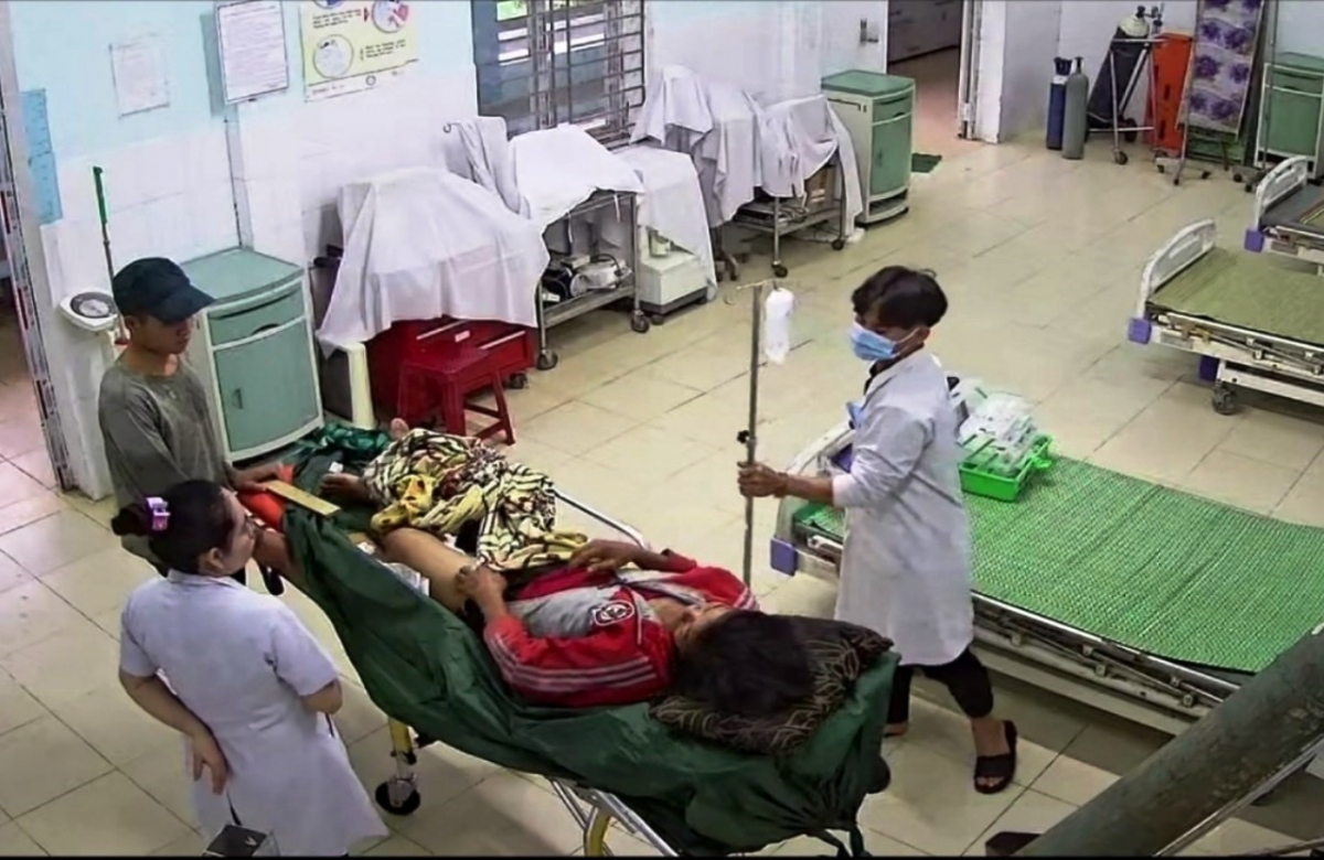 Quảng Nam: Dân làng vượt 30km trong mưa lũ đưa nữ bệnh nhân đi cấp cứu