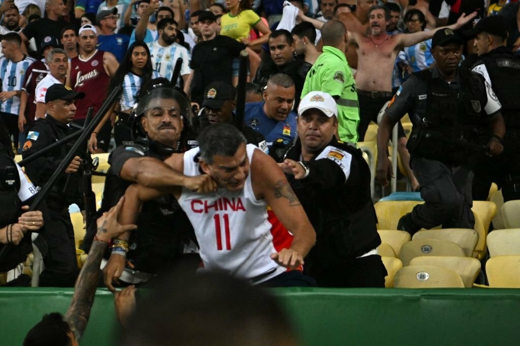 CĐV bạo loạn trên khán đài, trận Brazil - Argentina bị hoãn gần 30 phút