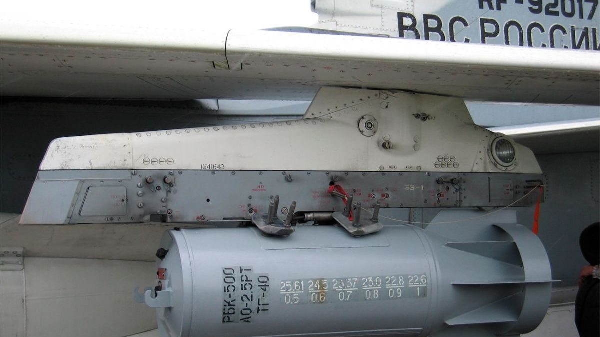 Nga lần đầu sử dụng bom chùm dẫn đường tập kích cứ điểm Ukraine?