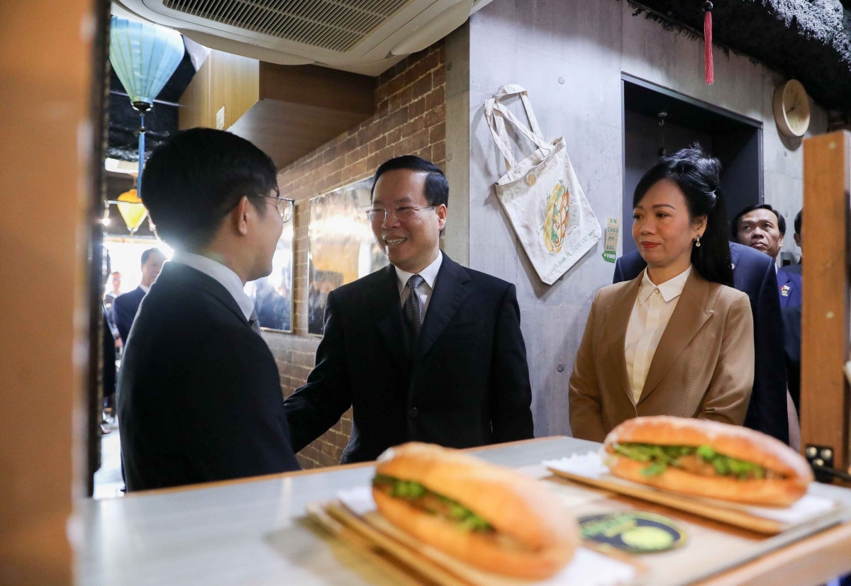 Chủ tịch nước và Phu nhân thưởng thức Bánh mỳ Xin Chào của người Việt ở Tokyo