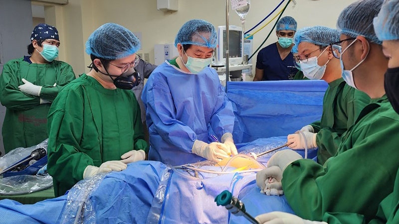 Khi bác sĩ nước ngoài đến Việt Nam học việc