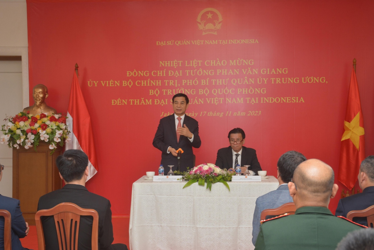 Đại tướng Phan Văn Giang thăm Đại sứ quán Việt Nam tại Indonesia