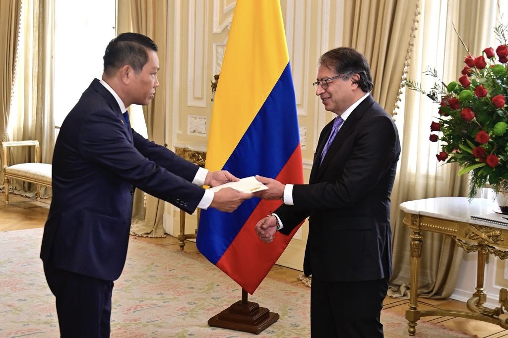 Đại sứ Vũ Trung Mỹ trình Quốc thư lên Tổng thống Colombia