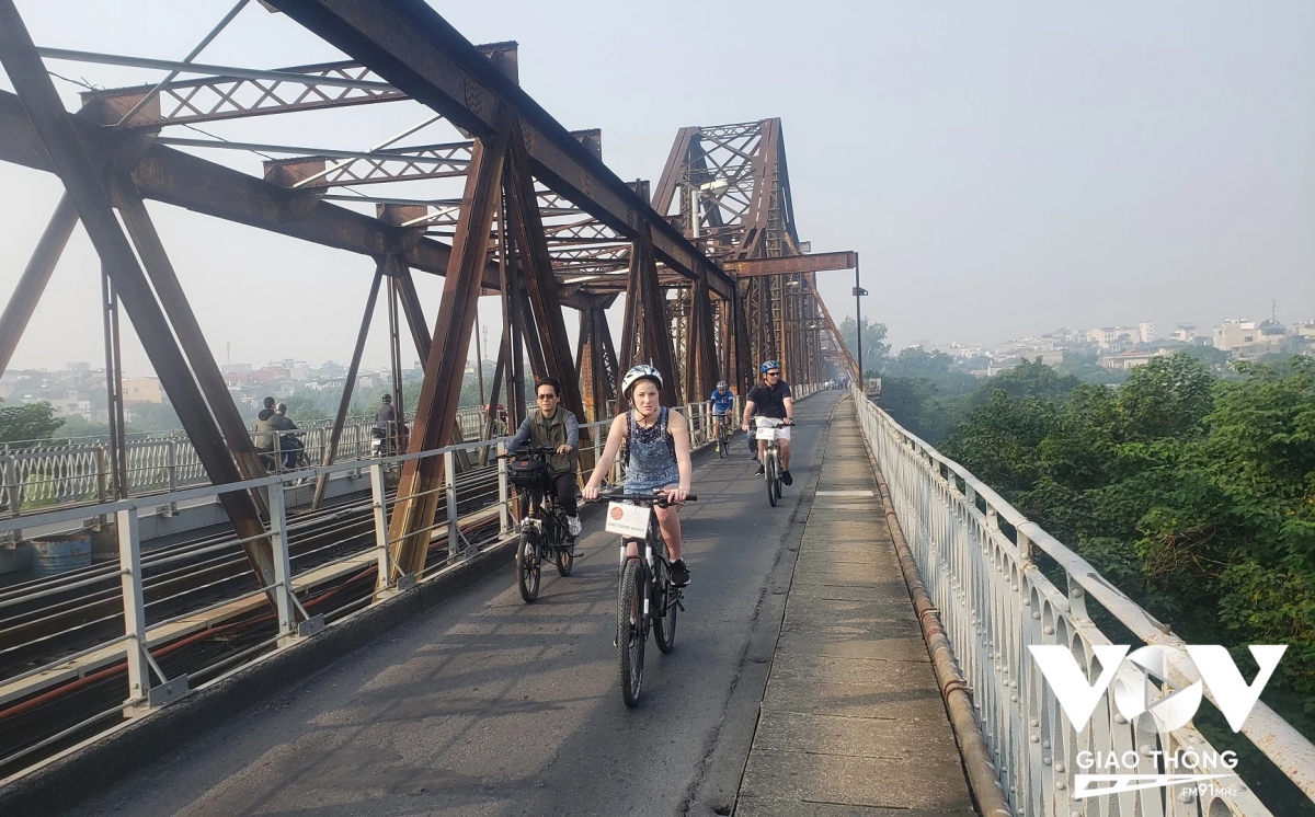 Dòng thời gian chậm lại trên cầu Long Biên