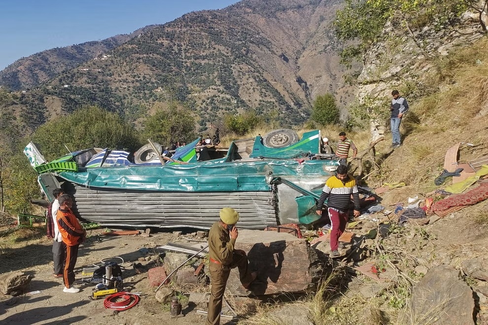 Xe buýt rơi xuống hẻm núi ở Ấn Độ khiến 50 người thương vong