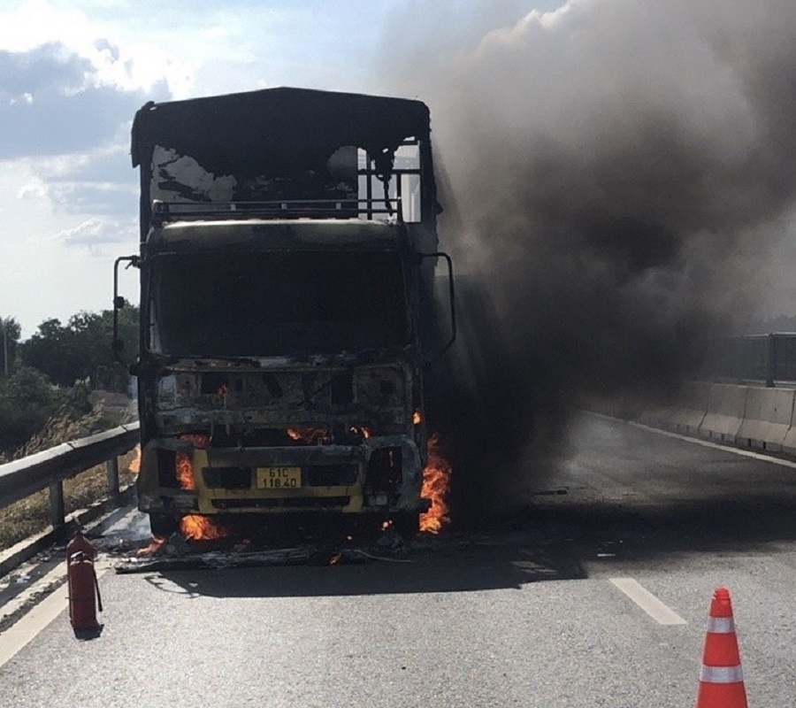 Cháy xe tải trên cao tốc Vĩnh Hảo - Phan Thiết
