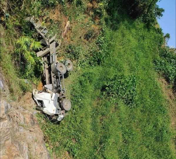 Xe trộn bê tông rơi xuống vực sâu hơn 50m ở Lào Cai