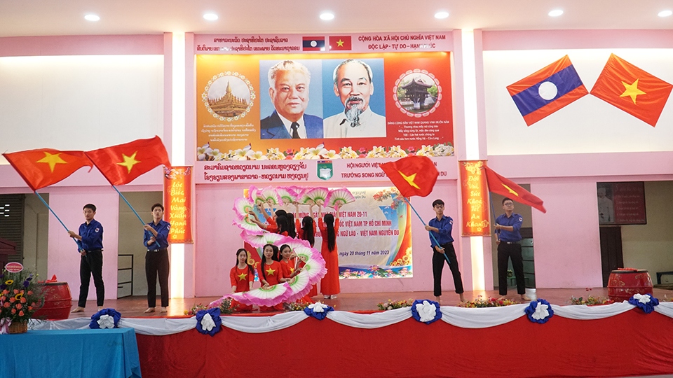 Trường song ngữ Lào-Việt Nam Nguyễn Du Kỷ niệm 41 năm Ngày Nhà giáo Việt Nam